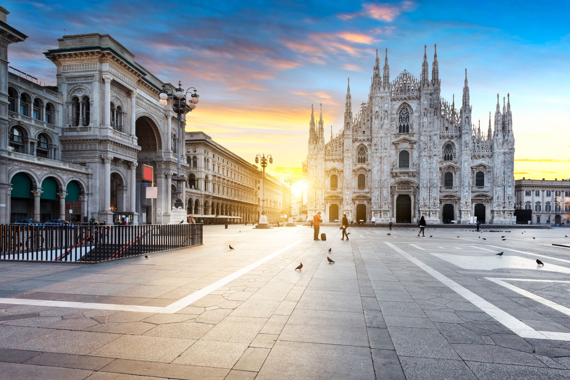 20220119115535-piazza-del-duomo-all-alba-milano-lombardia-shutterstock-1161075943-rid